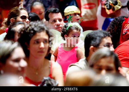 salvador, bahia / brésil - 21 février 2016: Des enfants sont vus pendant la danse post-carnaval promue par le Centre commercial de Salvador. *** Capt. Local Banque D'Images