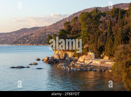 Coucher de soleil d'hiver sur la côte Adriatique près de Trieste, en Italie, dans le parc du château de Miramare Banque D'Images