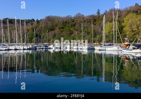 Port de plaisance de la baie de Sistiana sur la côte près de Trieste, en Italie, au début du printemps Banque D'Images