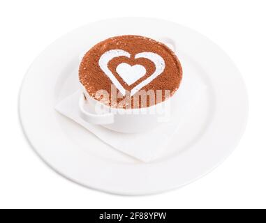 Dessert tiramisu avec motif en forme de coeur de sucre en poudre et garni de chocolat. Isolé sur un fond blanc. Banque D'Images