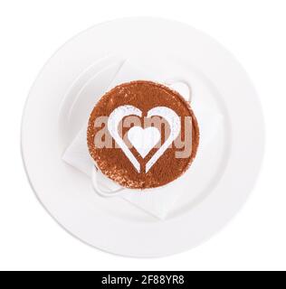 Dessert tiramisu avec motif en forme de coeur de sucre en poudre et garni de chocolat. Isolé sur un fond blanc. Banque D'Images