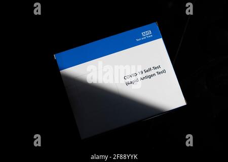Boîtes d'auto-test Covid-19 ( Rapid Antigen Test ) au Royaume-Uni. Les articles sont fabriqués en Chine Banque D'Images