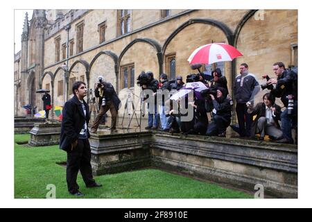 Bilawal Bhutto Zardari traverse un quadrilatère au Christ Church College d'Oxford, dans le sud de l'Angleterre le 11 janvier 2008. Le fils de Benazir Bhutto, chef de l'opposition pakistanaise assassiné, et maintenant président du Parti populaire pakistanais, commence un nouveau mandat d'étudiant de premier cycle à l'Université d'Oxford. pic David Sandison Banque D'Images