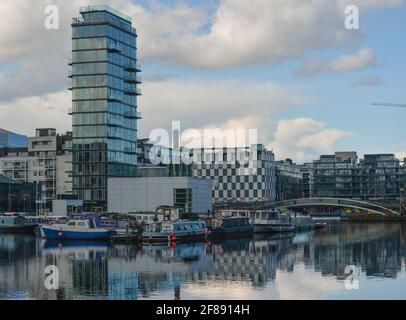 Dublin, Irlande. 10 avril 2021. Vue générale sur le Grand Canal de Dublin, pendant l'écluse Covid-19 de niveau 5. (Photo de Cezary Kowalski/SOPA Images/Sipa USA) crédit: SIPA USA/Alay Live News Banque D'Images