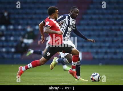 Ryan Bertrand (à gauche) de Southampton et Mbaye Diagne de West Bromwich se battent pour le ballon lors du match de la Premier League aux Hawthorns, West Bromwich. Date de la photo: Lundi 12 avril 2021. Banque D'Images
