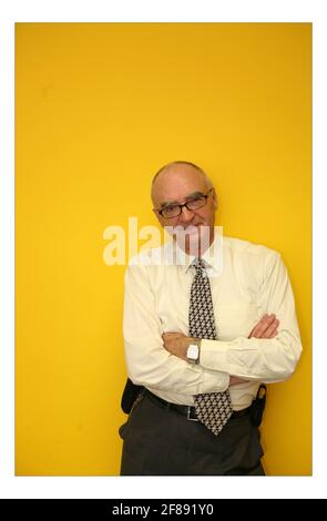 Professeur Sir Albert Aynsley-Green... Commissaire aux enfants, 11 MILLIONS. Dans son bureau à Londres pic David Sandison 30/10/2007 Banque D'Images