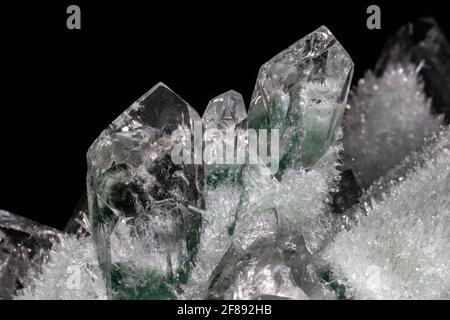 Cristaux de quartz chlorés de l'Himalaya. Les cristaux principaux, plus grands, de couleur verte et blanche, sont entourés de centaines de minuscules cristaux Banque D'Images