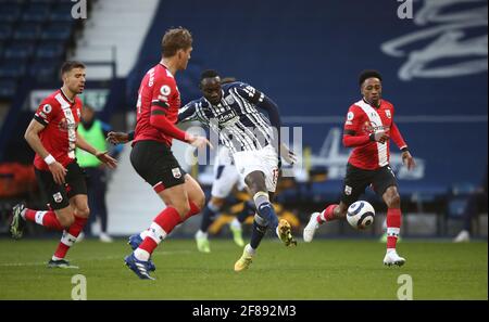 West Bromwich Mbaye Diagne d'Albion tire à son but lors du match de la Premier League aux Hawthorns, West Bromwich. Date de la photo: Lundi 12 avril 2021. Banque D'Images