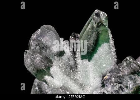 Cristaux de quartz chlorés de l'Himalaya. Les cristaux principaux, plus grands, de couleur verte et blanche, sont entourés de centaines de minuscules cristaux Banque D'Images