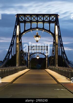 Kaiser Wilhelm Bridge, point de repère de la ville de Wilhelmshaven, Allemagne, à l'heure bleue Banque D'Images