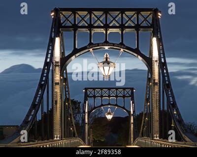 Kaiser Wilhelm Bridge, point de repère de la ville de Wilhelmshaven, Allemagne, à l'heure bleue Banque D'Images