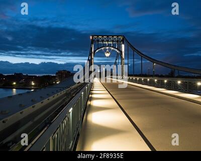 Kaiser Wilhelm Bridge, point de repère de la ville de Wilhelmshaven, Allemagne, à l'heure bleue Banque D'Images