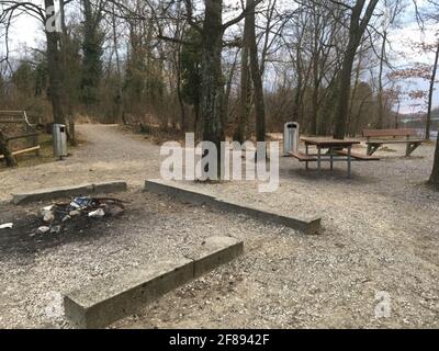 Pic nic place dans le vert à la rivière Aare Brugg en hiver. Situé à proximité d'une auberge de jeunesse, un château de Habsbourg d'Altenburg. Très bel endroit avec grill et Banque D'Images