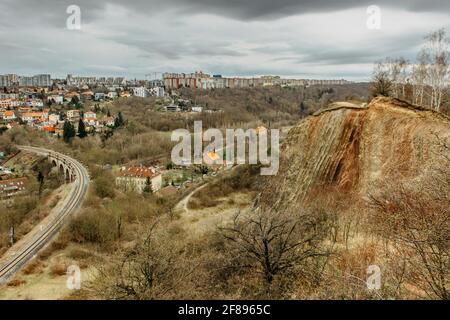 Vue sur la réserve naturelle de la vallée de Prokopske, Prague, République tchèque. Paysage attrayant avec des vallées profondes, des ruisseaux locaux, des roches calcaires spectaculaires Banque D'Images