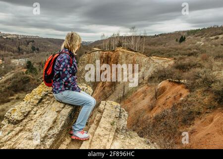 Fille avec sac à dos bénéficiant d'une vue sur la réserve naturelle de la vallée de Prokopske, Prague, République Tchèque. Paysage attrayant avec vallées profondes, ruisseaux locaux Banque D'Images