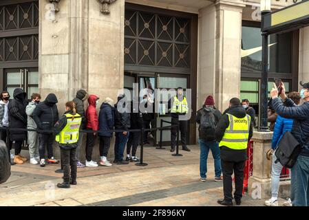 Les gens font la queue devant le magasin Nike Town d'Oxford Street à Londres après la réouverture des magasins non essentiels. Banque D'Images