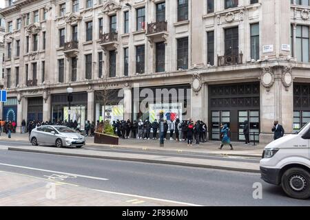 Des gens font la queue devant le magasin Nike Town d'Oxford Street à Londres. Banque D'Images