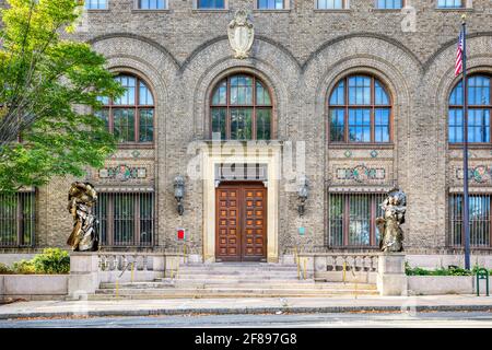 Phoenix Mutual Life Insurance Company bâtiment de 1920, conçu par l'architecte de New York Benjamin Morris. Désormais utilisé par le Connecticut Department of Energy & Envir Banque D'Images