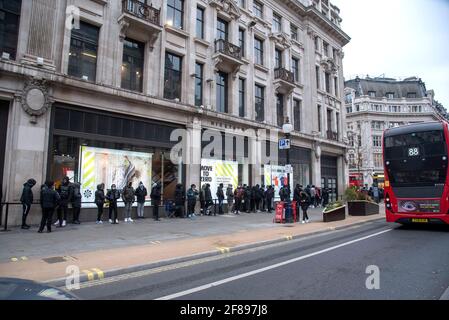 Londres, Royaume-Uni. 12 avril 2021. Des gens font la queue devant le magasin Nike Town d'Oxford Street à Londres. (Photo par Dave Rushen/SOPA Images/Sipa USA) crédit: SIPA USA/Alay Live News Banque D'Images