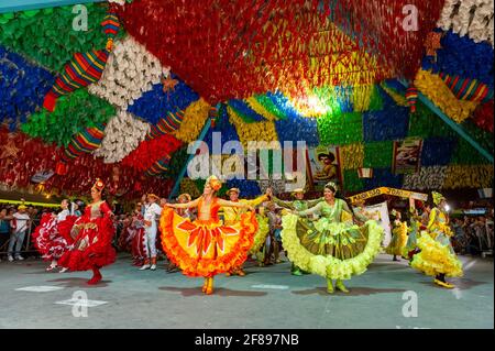 Danse carrée en représentation à la fête de Saint John, lors de la célébration de juin au Parque do Povo, Campina Grande, Paraiba, Brésil, le 26 juin 2012. Banque D'Images