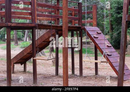 Terrain de jeu en bois sans enfants pendant le coronavirus. Banque D'Images