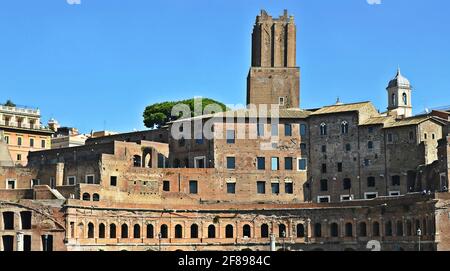 Vue panoramique sur le Mercati di Traiano (marché de Trajan), un grand complexe de ruines romaines dans le centre historique de Rome, en Italie. Banque D'Images