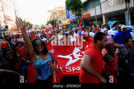 salvador, bahia, brésil - déc. 16, 2015: Les membres des centrales syndicales, les partis politiques et les mouvements sociaux se mobilisent en faveur du président Di Banque D'Images