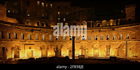 Vue panoramique de nocturne sur l'ancien Mercati di Traiano (marché de Trajan), un grand complexe de ruines romaines dans le centre historique de Rome, en Italie. Banque D'Images