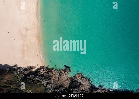 La magnifique côte sud-ouest de Cornwall est capturée dans les airs par une journée ensoleillée. Banque D'Images