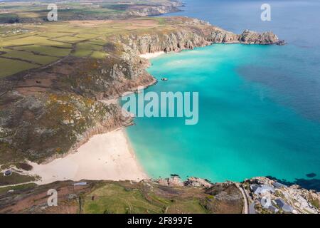 La magnifique côte sud-ouest de Cornwall est capturée dans les airs par une journée ensoleillée. Banque D'Images