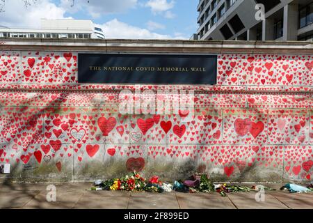 Albert Embankment, Londres, Royaume-Uni. 12 avril 2021coeurs rouges peints sur le mur commémoratif national de Covid en hommage aux victimes britanniques de la Corona Banque D'Images