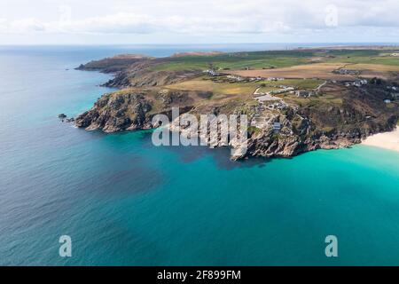 La magnifique côte sud-ouest de Cornwall est capturée dans les airs par une journée ensoleillée. Banque D'Images