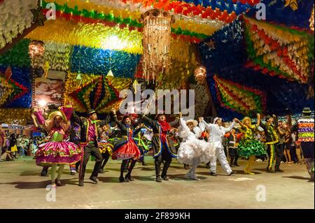 Danse carrée en représentation à la fête de Saint John, lors de la célébration de juin au Parque do Povo, Campina Grande, Paraiba, Brésil, le 25 juin 2011. Banque D'Images