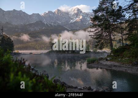 Lever du soleil sur un lac dans l'Alp bavarois Banque D'Images