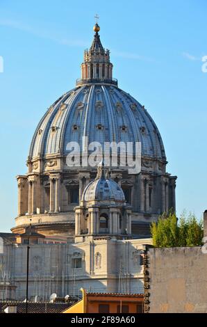 Vue panoramique sur le dôme de la basilique Saint-Pierre de style Renaissance dans la Cité du Vatican Rome, Italie. Banque D'Images