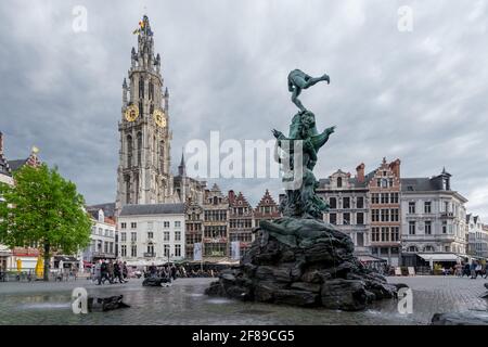 Anvers, Belgique - 04.29.2018: Maisons anciennes à Grote Markt avec fontaine Brabo à l'avant et tour de la cathédrale notre-Dame à l'arrière sur un ciel nuageux d Banque D'Images