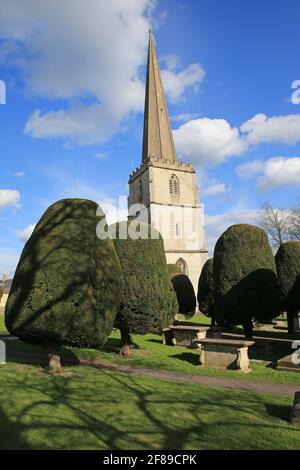 L'église St Mary à Painswick avec les 99 arbres à if topiaires. Stroud, Gloucestershire. ROYAUME-UNI Banque D'Images