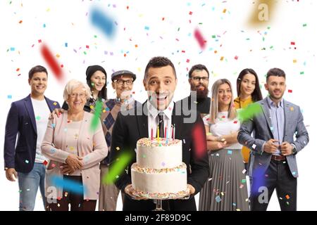 Jeune homme avec un gâteau d'anniversaire célébrant avec les gens autour isolé sur fond blanc Banque D'Images