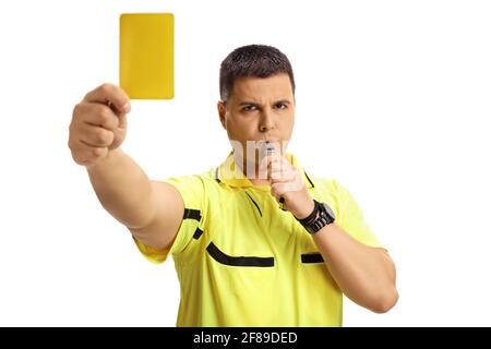 Un arbitre de football a fait un sifflet et a montré une carte jaune isolé sur fond blanc Banque D'Images
