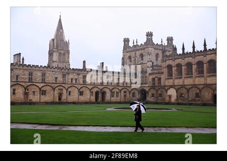 Bilawal Bhutto Zardari traverse un quadrilatère au Christ Church College d'Oxford, dans le sud de l'Angleterre le 11 janvier 2008. Le fils de Benazir Bhutto, chef de l'opposition pakistanaise assassiné, et maintenant président du Parti populaire pakistanais, commence un nouveau mandat d'étudiant de premier cycle à l'Université d'Oxford. pic David Sandison Banque D'Images