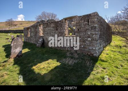 La ruine rudes de l'ancienne église de Busk Raydale Yorkshire Parc national de Dales, Angleterre Banque D'Images