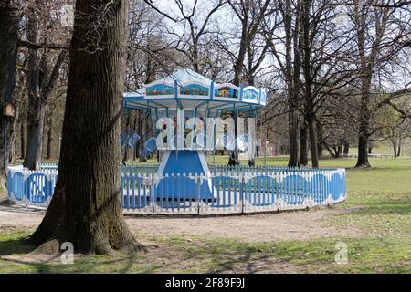 Carrousel fermé dans le parc Hirschgarten à Munich, Allemagne Banque D'Images