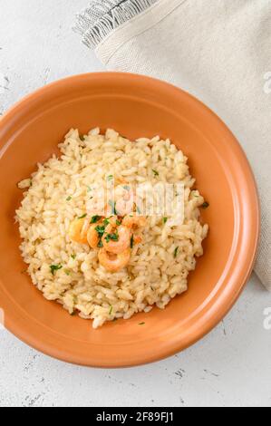 Portion de risotto garnie de crevettes dans le bol Banque D'Images