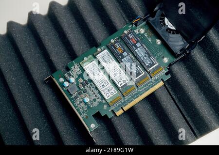 Nouveau disque Dell Ultra Speed Drive Quad NVMe M2 avec Plusieurs disques NVME de Samsung et SK Hynix Banque D'Images