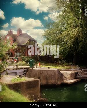 Sonning Lock sur la Tamise avec l'écluse, Berkshire, Royaume-Uni Banque D'Images