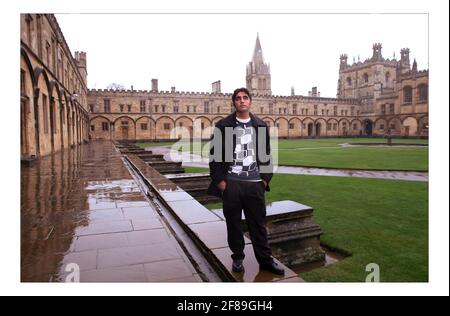 Bilawal Bhutto Zardari traverse un quadrilatère au Christ Church College d'Oxford, dans le sud de l'Angleterre le 11 janvier 2008. Le fils de Benazir Bhutto, chef de l'opposition pakistanaise assassiné, et maintenant président du Parti populaire pakistanais, commence un nouveau mandat d'étudiant de premier cycle à l'Université d'Oxford. pic David Sandison Banque D'Images