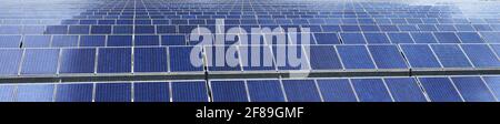 détail d'un tableau de panneaux solaires dans un solaire usine de production Banque D'Images