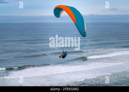 Vila do Bispo, Portugal - 12 février 2020 : un parapente survolant les falaises pittoresques de la plage de Cordoama (Praia da Cordoama) près du village de Banque D'Images