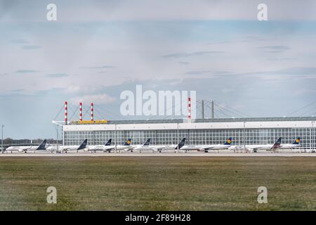 MUNICH, ALLEMAGNE - 10 avril 2021 : de nombreux avions Lufthansa sont stationnés à l'aéroport de Munich. En raison du coronavirus et des restrictions, peu de personnes voyagent. Le Banque D'Images