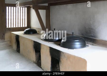 Cuisine coréenne ancienne avec pots en fer noir Banque D'Images